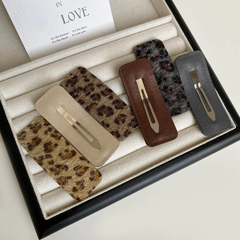 Модные заколки для волос с леопардовым принтом, маленькие зажимы для челки, ретро-заколки для макушки, для повседневного использования осенью
Модные заколки для волос с леопардовым принтом, маленькие зажимы для челки, ретро-заколки для макушки, для повседневного использования осенью