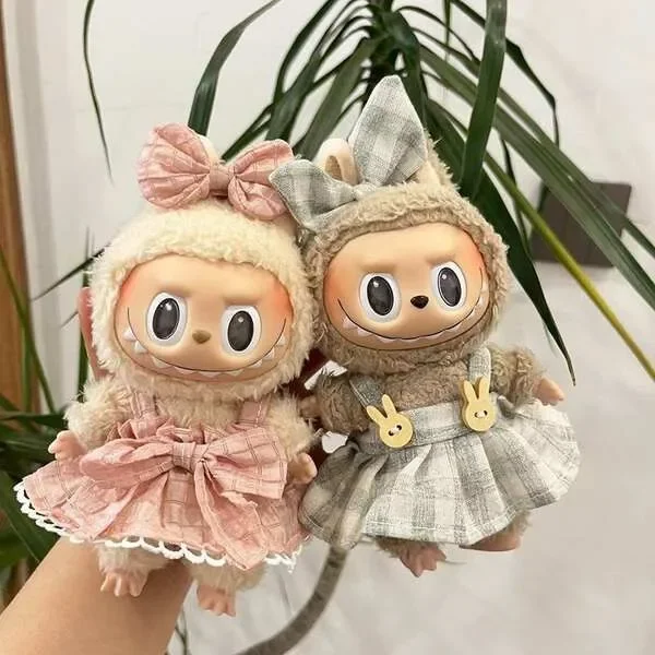 Mini Plush Doll'S Clothes Outfit Accessories For Labubu Idol V1 V2 sitting party Candy plaid skirt headband set Clothing Gift
Mini Plush Doll'S Clothes Outfit Accessories For Labubu Idol V1 V2 sitting party Candy plaid skirt headband set Clothing Gift