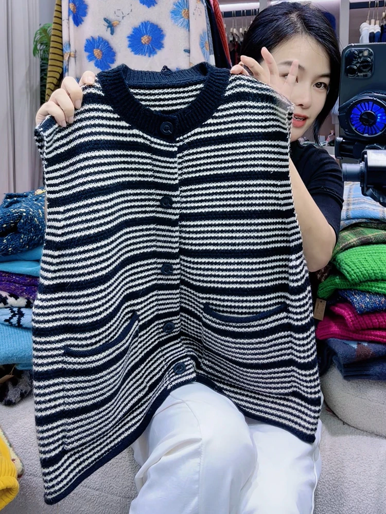 Свободный жилет Svel с художественным контрастным дизайном, европейский стиль, большие размеры, весна 2025, высококачественная верхняя одежда, модная новинка
Свободный жилет Svel с художественным контрастным дизайном, европейский стиль, большие размеры, весна 2025, высококачественная верхняя одежда, модная новинка