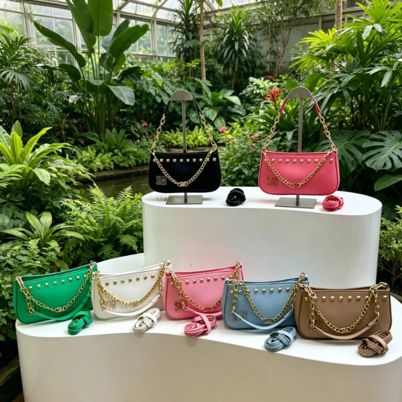 Modern trendy crossbody bag, famous fashion zipper shoulder bag, luxurious style handbag with designer letter logo
Modern trendy crossbody bag, famous fashion zipper shoulder bag, luxurious style handbag with designer letter logo