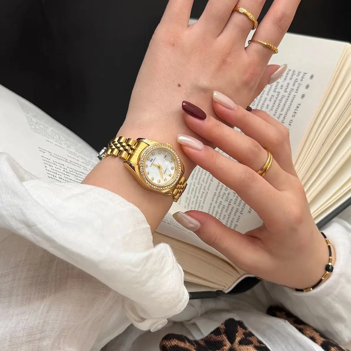 Retro Luxury Brands Original Watch for Women, High-end Feel Waterproof Calendar Steel Strip, Gold Quartz Women's Watches Gift
Retro Luxury Brands Original Watch for Women, High-end Feel Waterproof Calendar Steel Strip, Gold Quartz Women's Watches Gift