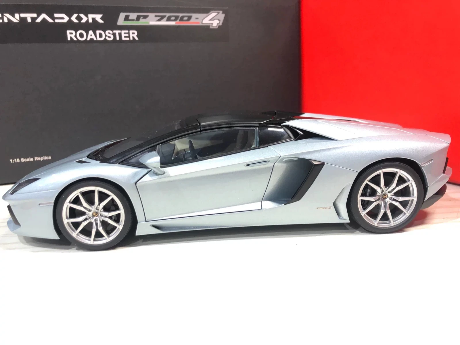 Autoart 1:18 Avantado LP700-4 Roadster Silver Blue Simulation Limited Edition All Open Alloy Metal Static Car Model Toy Gift
Autoart 1:18 Avantado LP700-4 Roadster Silver Blue Simulation Limited Edition All Open Alloy Metal Static Car Model Toy Gift