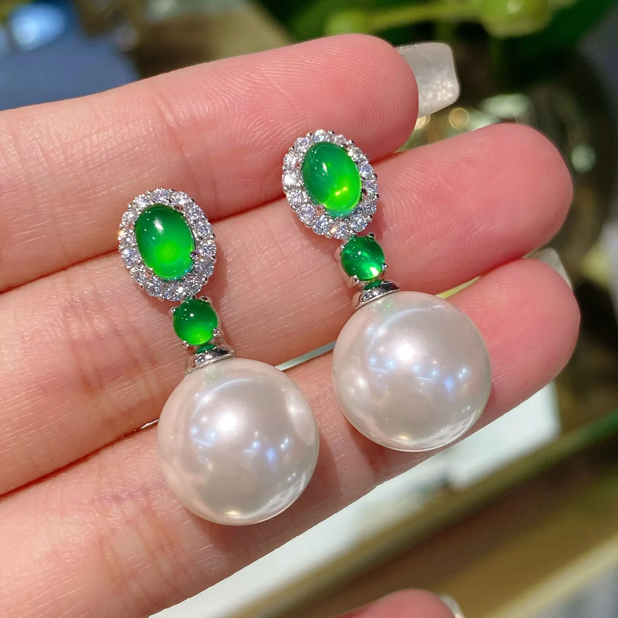 Noble and high-end earrings for women with antique skirts, light luxury fashion earrings, sweet and versatile trend models
Noble and high-end earrings for women with antique skirts, light luxury fashion earrings, sweet and versatile trend models