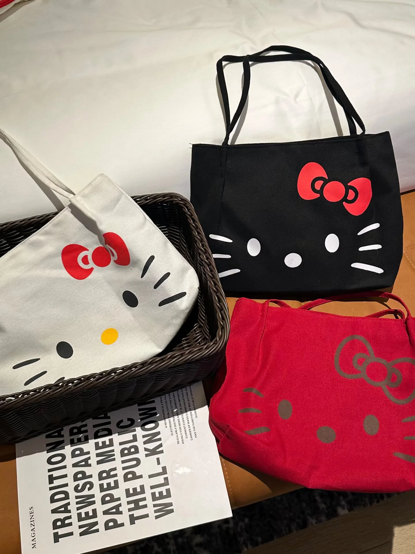 Kawaii Hello Kitty Canvas Tote Bag Large Capacity Cartoon Shoulder Handbag All Match Lightweight Casual Daily Commute Bag
Kawaii Hello Kitty Canvas Tote Bag Large Capacity Cartoon Shoulder Handbag All Match Lightweight Casual Daily Commute Bag