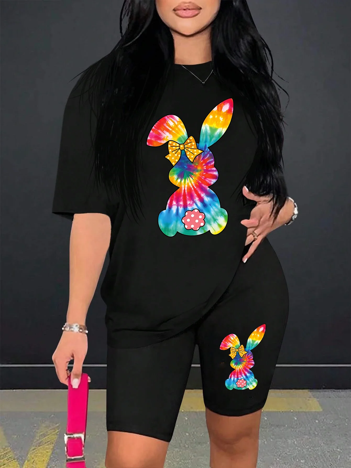 Костюм женский из двух предметов с коротким рукавом и ярким принтом кролика
Костюм женский из двух предметов с коротким рукавом и ярким принтом кролика