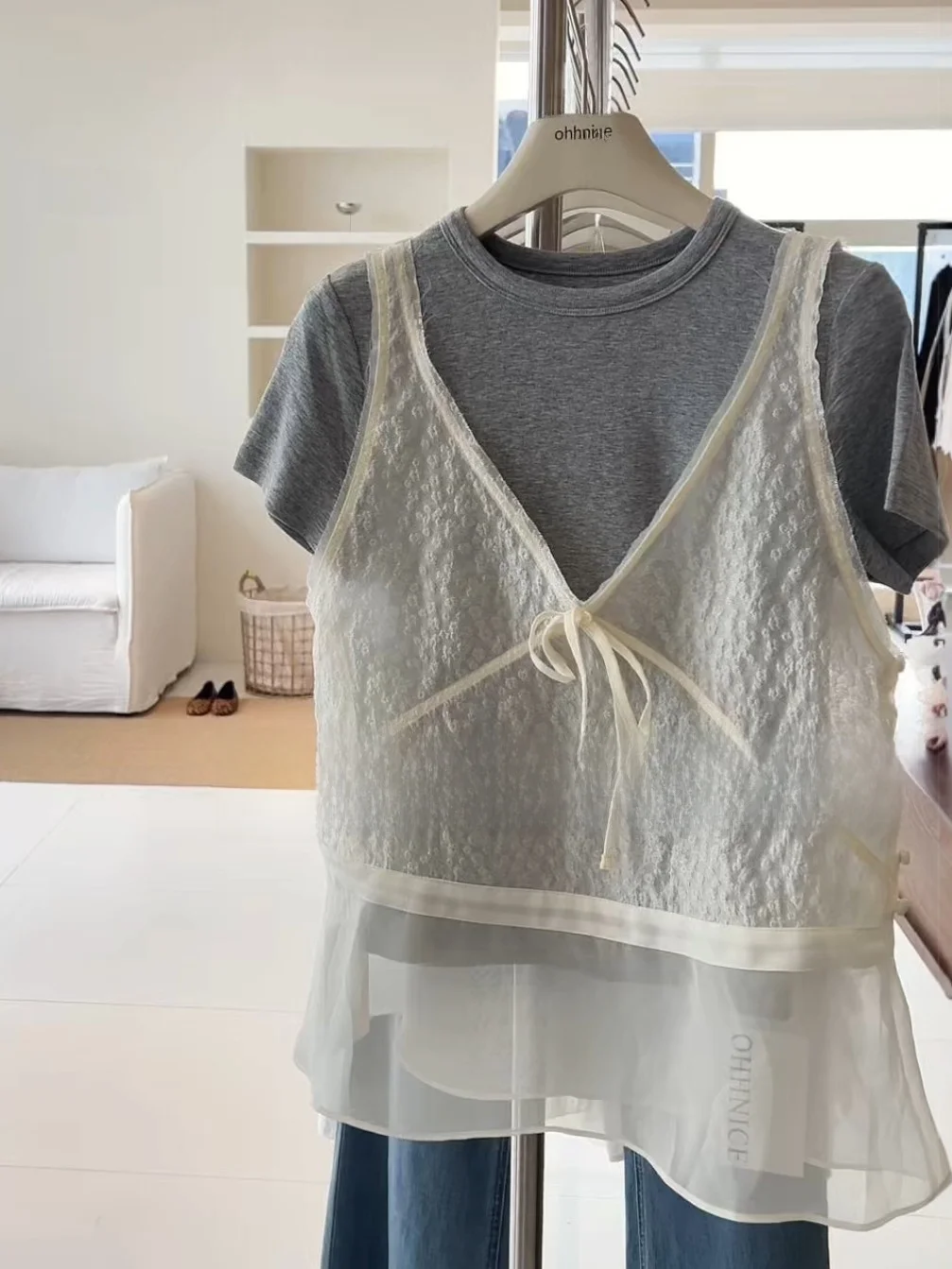 Dongda Gate Lace Splice Belted Vest Women's Summer 2026 New Style Versatile Layering Strap Top V-neck Short Length
Dongda Gate Lace Splice Belted Vest Women's Summer 2026 New Style Versatile Layering Strap Top V-neck Short Length