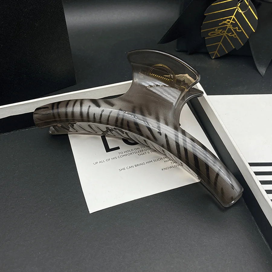 French-style high-end oversized curved hairpin for women, elegant and versatile, large-scale hair clip with Ins-style shark clip
French-style high-end oversized curved hairpin for women, elegant and versatile, large-scale hair clip with Ins-style shark clip