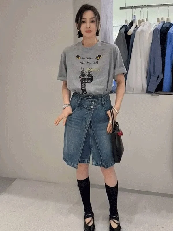2025 Summer Trend Women's Fashion Set T-Shirt Denim Skirt Short Sleeve round Neck Two-Piece Ensemble Age-Defying Outfit
2025 Summer Trend Women's Fashion Set T-Shirt Denim Skirt Short Sleeve round Neck Two-Piece Ensemble Age-Defying Outfit