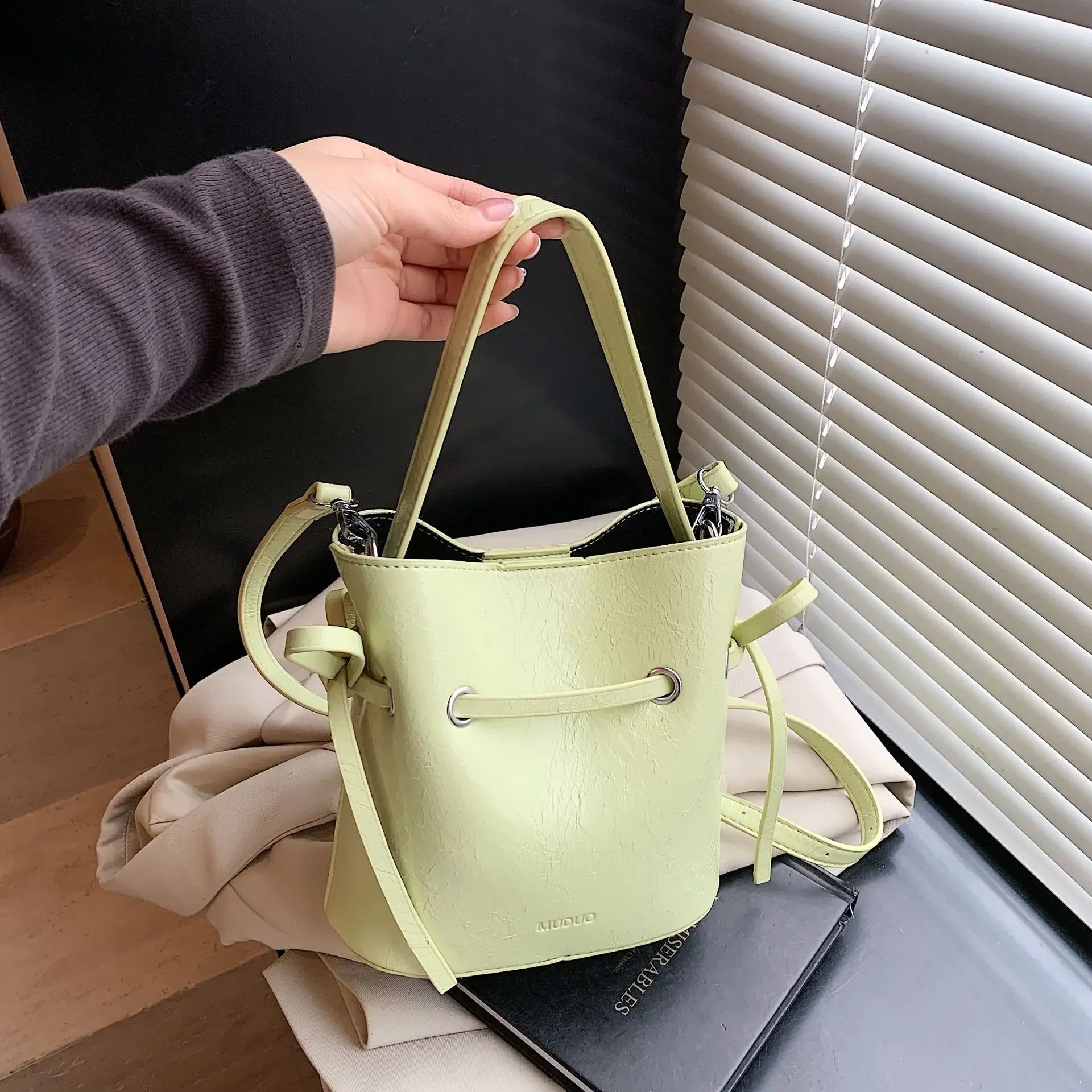 Luxury Brand Solid Color Bucket Bags for Women - Minimalist Retro Style, Niche Design Handheld/Crossbody/Shoulder Purse, Chic
Luxury Brand Solid Color Bucket Bags for Women - Minimalist Retro Style, Niche Design Handheld/Crossbody/Shoulder Purse, Chic