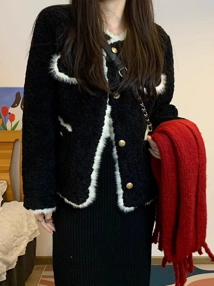 Classic Style Short Wool Coat for Women 2023 Winter Shearling Black Plush Blazer Female Office Lady Coat Top High Quality Trendy
Classic Style Short Wool Coat for Women 2023 Winter Shearling Black Plush Blazer Female Office Lady Coat Top High Quality Trendy