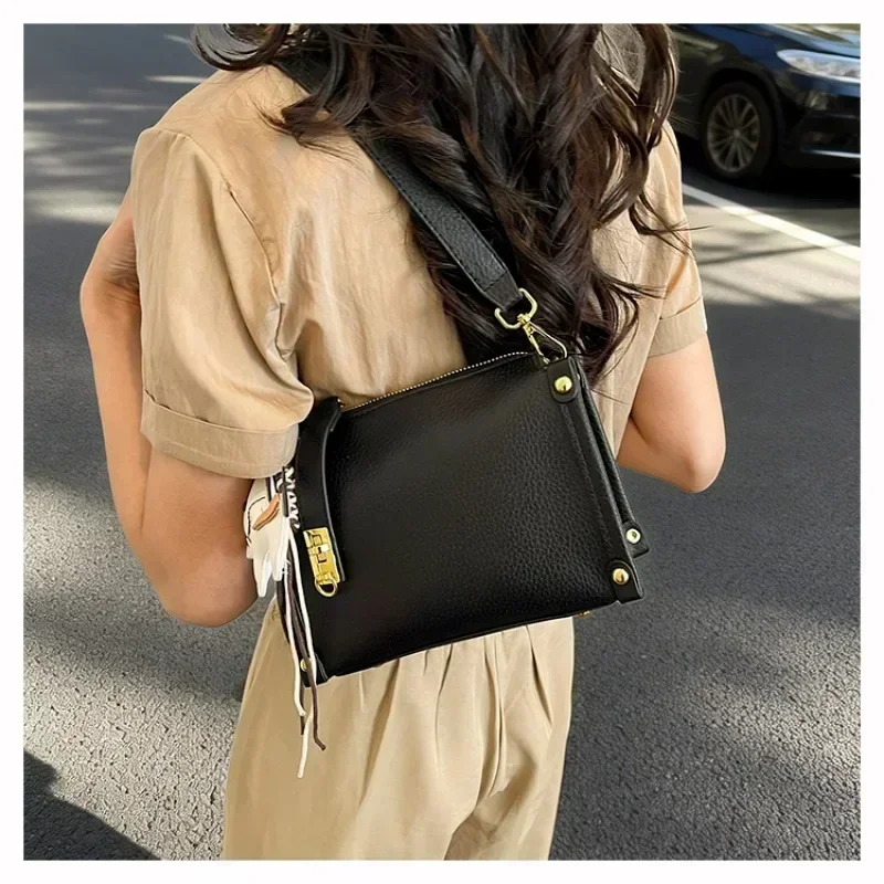 Famous Design Zipper Shoulder Bag, Fashionable Handheld Small Square Bag, Classic PU Leather Women's Crossbody Bag
Famous Design Zipper Shoulder Bag, Fashionable Handheld Small Square Bag, Classic PU Leather Women's Crossbody Bag