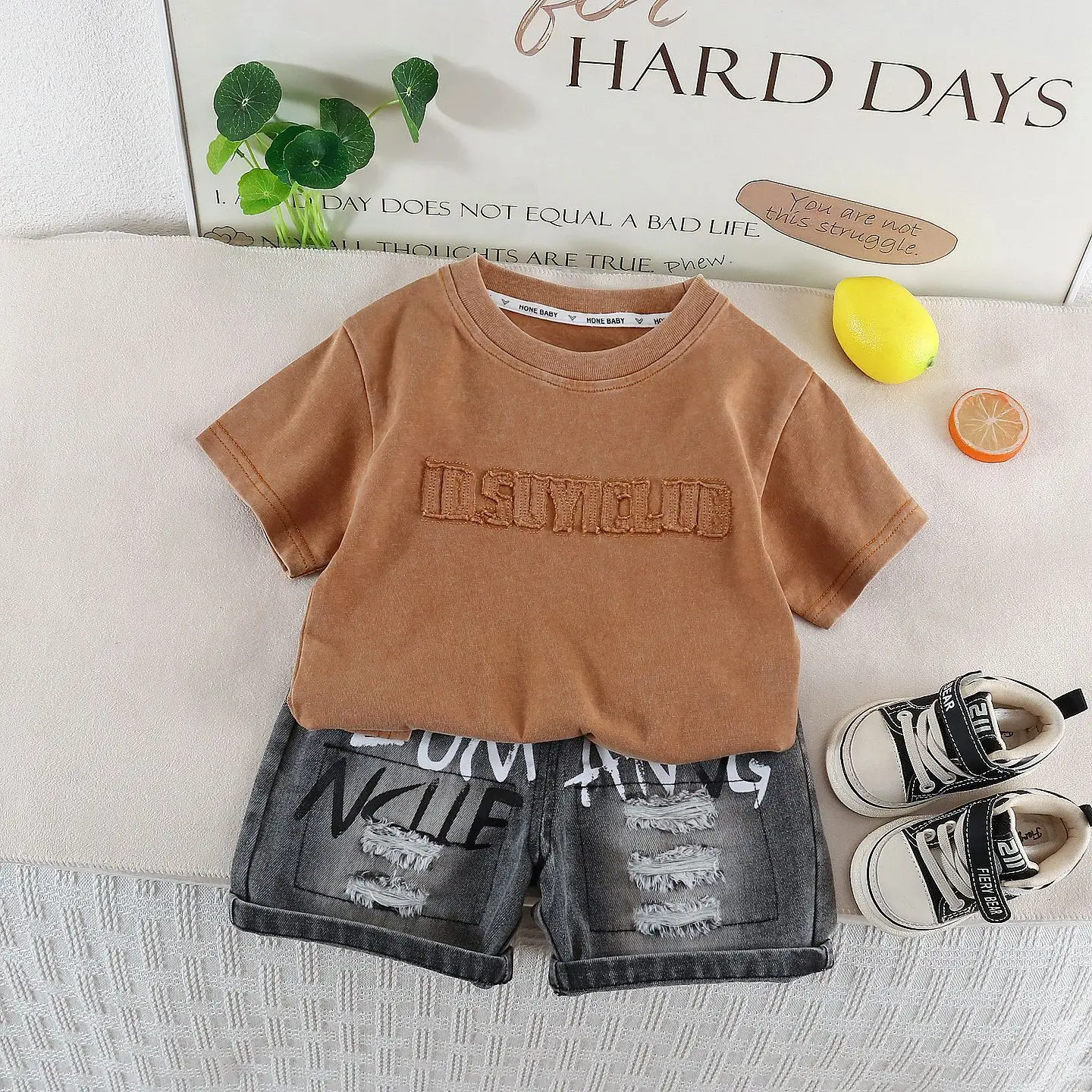 Children's Summer Short Sleeved Suit Korean Version Casual Baby Boy Clothes Simple Embroidery Letter T-shirt Shorts Outfit Set
Children's Summer Short Sleeved Suit Korean Version Casual Baby Boy Clothes Simple Embroidery Letter T-shirt Shorts Outfit Set