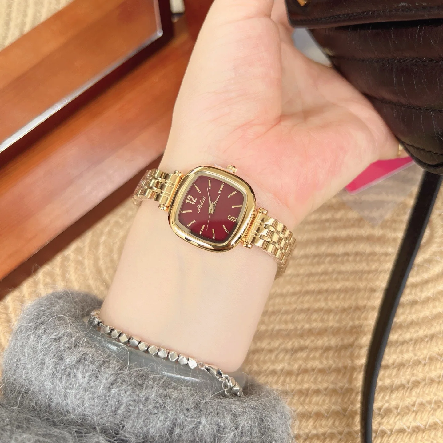 Новые женские кварцевые часы с ремешком из нержавеющей стали. Винтажный прямоугольный дизайн. Легкий и роскошный. Идеальный подарок для женщин.
Новые женские кварцевые часы с ремешком из нержавеющей стали. Винтажный прямоугольный дизайн. Легкий и роскошный. Идеальный подарок для женщин.