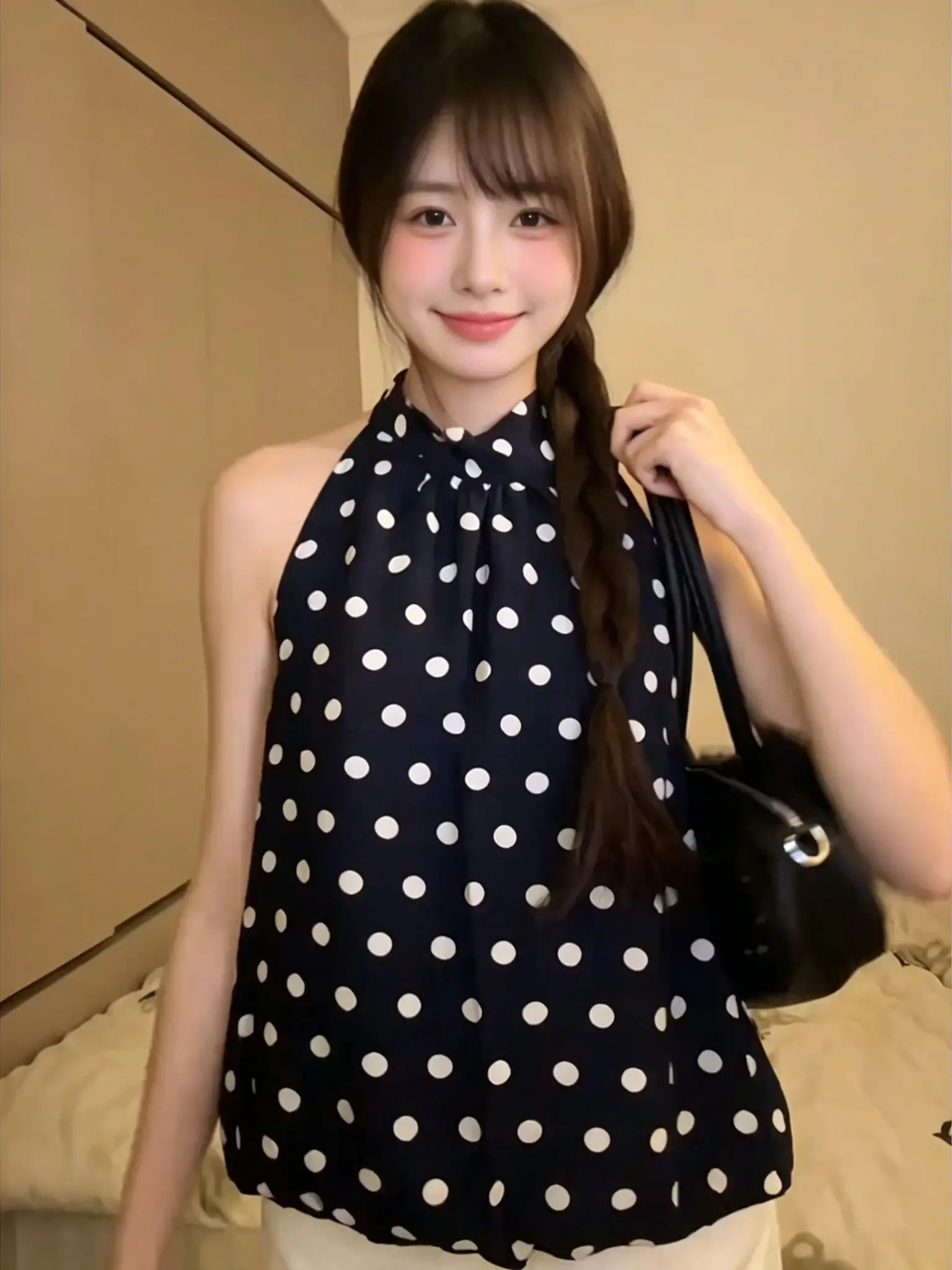 Blue Polka Dot Neck Hanging Strap Vest Loose Sleeveless Women's Spring Summer Casual Fashion Small Top with Flower Design
Blue Polka Dot Neck Hanging Strap Vest Loose Sleeveless Women's Spring Summer Casual Fashion Small Top with Flower Design