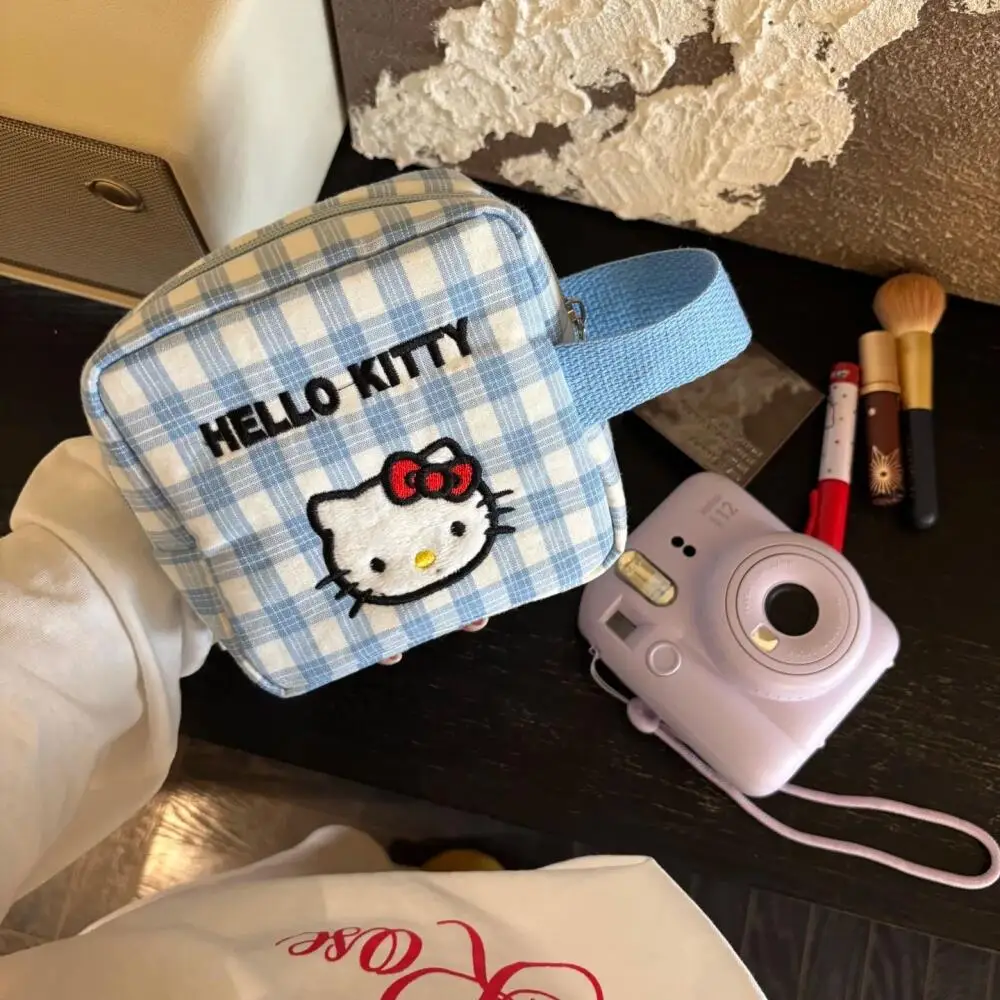 Sanrio Hello Kitty клетчатая маленькая квадратная сумка с рисунком котенка кота ручная косметичка портативный кошелек для монет сумки для ключей сумки для хранения 
Sanrio Hello Kitty клетчатая маленькая квадратная сумка с рисунком котенка кота ручная косметичка портативный кошелек для монет сумки для ключей сумки для хранения