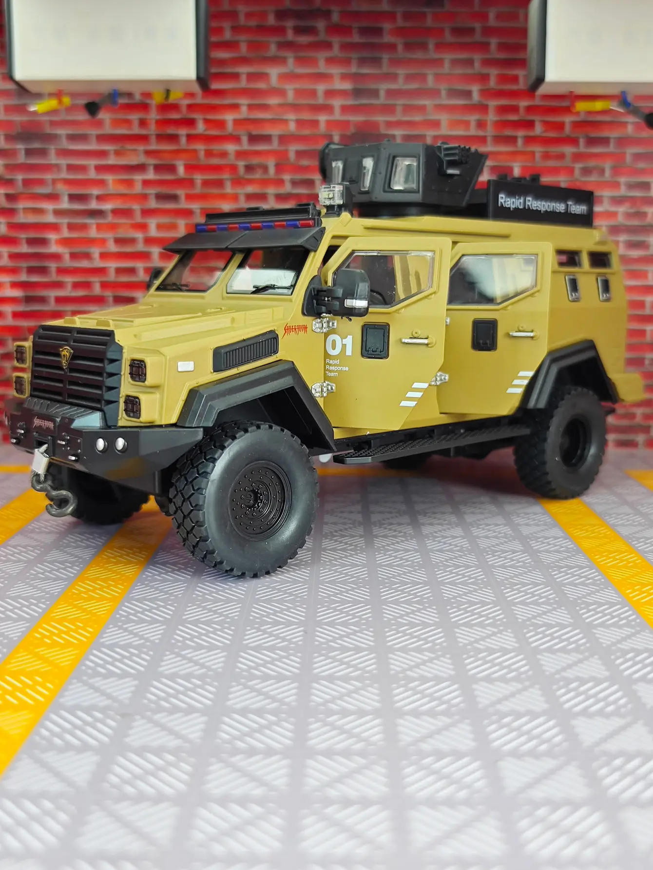 1:24 Saber-toothed tiger armored car alloy car model ornaments multiple doors can open off-road vehicle acousto-optic toy
1:24 Saber-toothed tiger armored car alloy car model ornaments multiple doors can open off-road vehicle acousto-optic toy