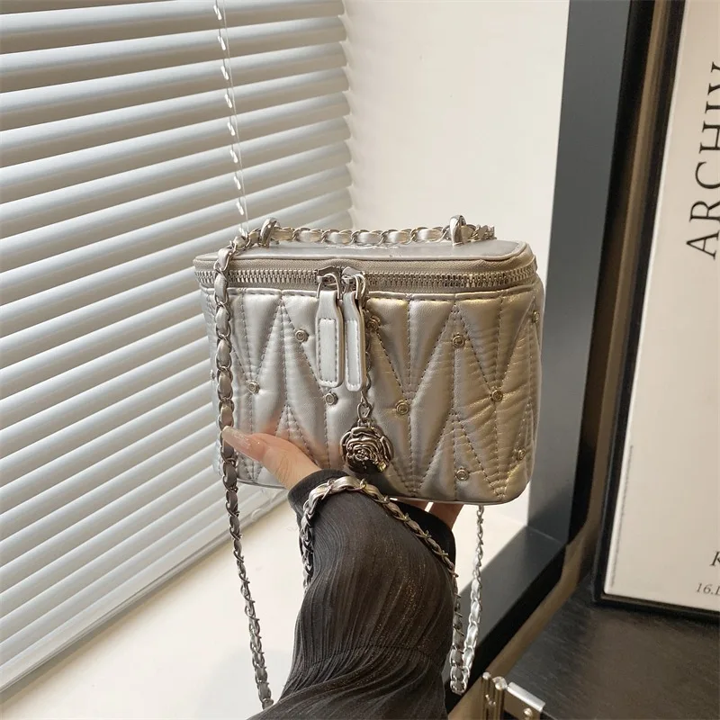 Женская высококачественная универсальная ручная маленькая квадратная сумка, новинка лета 2025 года, простые и модные сумки на плечо с ромбовидной сеткой
Женская высококачественная универсальная ручная маленькая квадратная сумка, новинка лета 2025 года, простые и модные сумки на плечо с ромбовидной сеткой