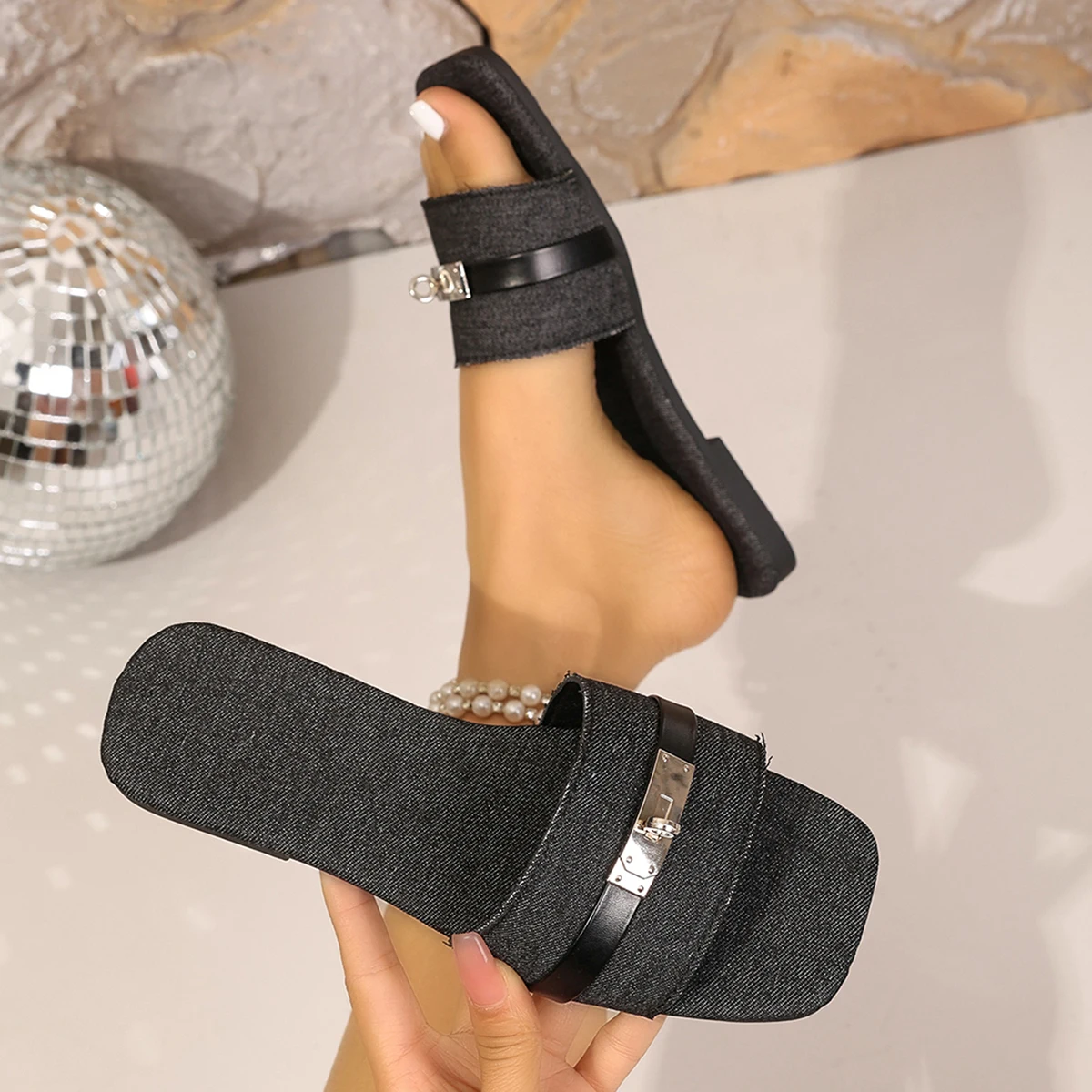 2024 New Summer Women Flat Slippers Luxury Outdoor Beach Flat Sandals Trend Brand Designer Slippers Women Big Size Slides Women
2024 New Summer Women Flat Slippers Luxury Outdoor Beach Flat Sandals Trend Brand Designer Slippers Women Big Size Slides Women