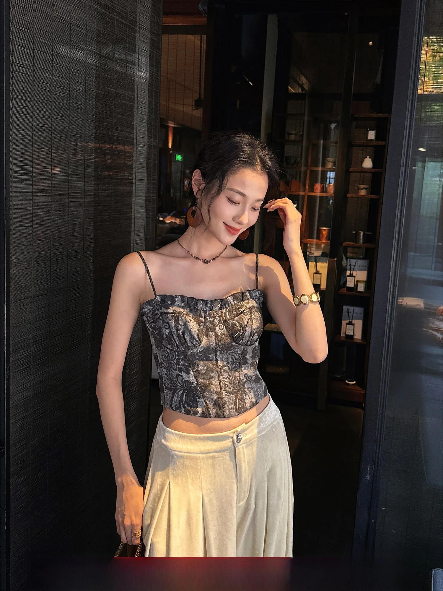 Новый женский топ-жилет из полиэстера и шерсти с маленькими бретелями, окрашенный растениями, красивый, в стиле Secret Language (новый китайский стиль)
Новый женский топ-жилет из полиэстера и шерсти с маленькими бретелями, окрашенный растениями, красивый, в стиле Secret Language (новый китайский стиль)