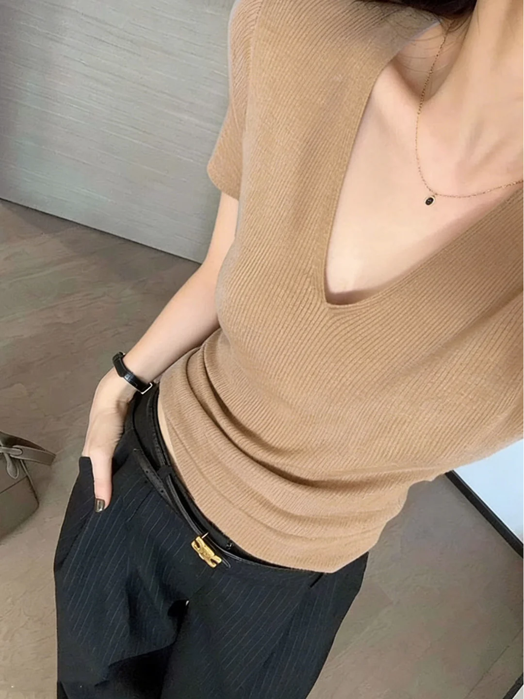 Slim Fit Knitted Short Sleeve V-Neck T-Shirt Women's Summer Inner Wear High-End Sensation Elegant Base Shirt Korean Style Com...
Slim Fit Knitted Short Sleeve V-Neck T-Shirt Women's Summer Inner Wear High-End Sensation Elegant Base Shirt Korean Style Com...