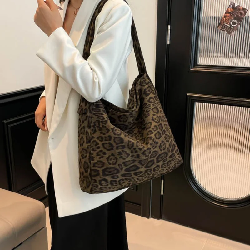 Элегантная кожаная женская сумка-мессенджер, элитная брендовая классическая модная винтажная повседневная сумка с изысканной строчкой
Элегантная кожаная женская сумка-мессенджер, элитная брендовая классическая модная винтажная повседневная сумка с изысканной строчкой 