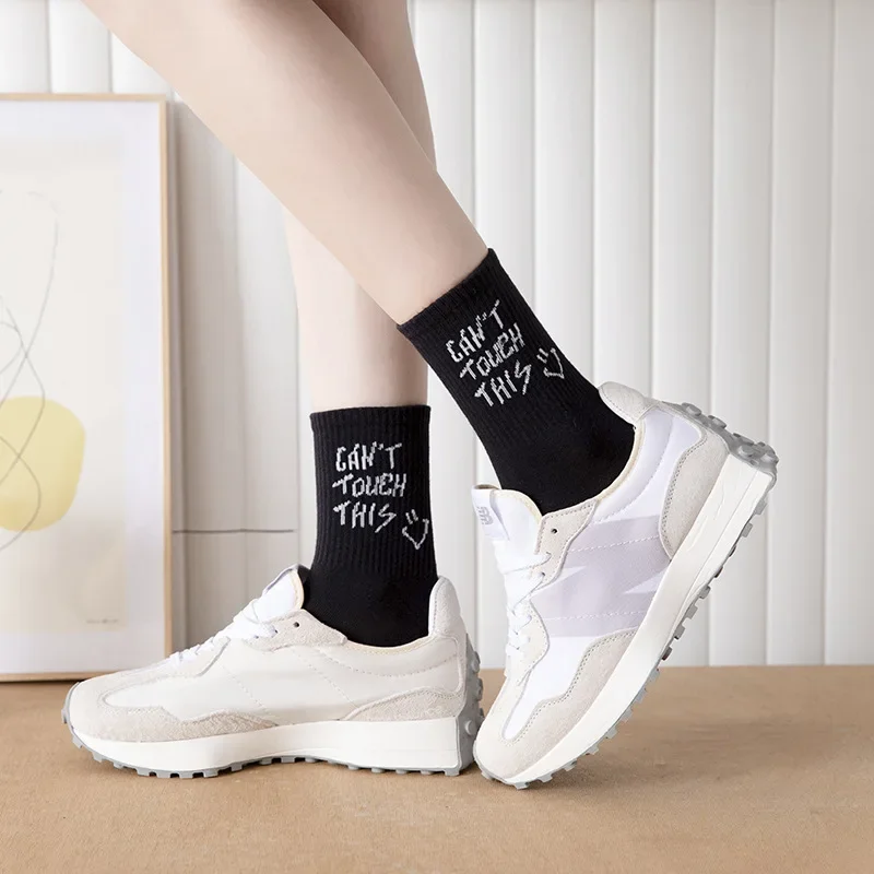 Autumn And Winter New Socks Women Black And White Graffiti Ins Trend Women's Socks Sports Street Cartoon Embroidery Socks
Autumn And Winter New Socks Women Black And White Graffiti Ins Trend Women's Socks Sports Street Cartoon Embroidery Socks