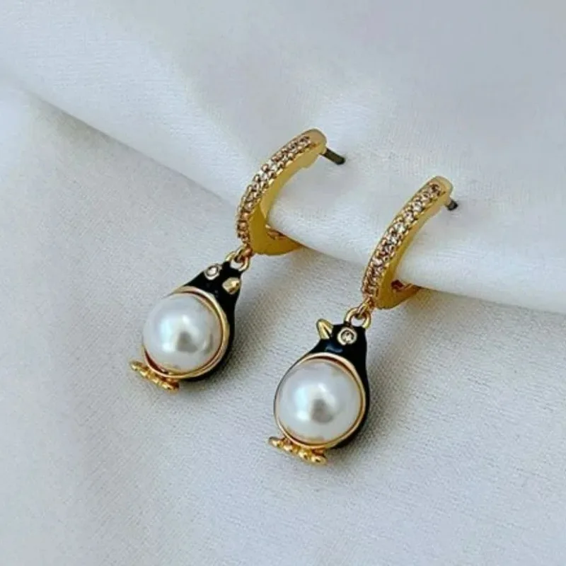 New Fashion Cute Style Enamel Black White Penguin Shaped Pendant Pearl Inlaid Earrings, Zircon Paved Small Hoop Luxury Design 
New Fashion Cute Style Enamel Black White Penguin Shaped Pendant Pearl Inlaid Earrings, Zircon Paved Small Hoop Luxury Design