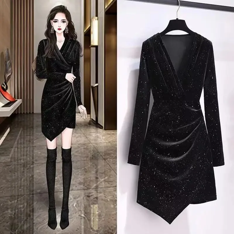 Женское платье-халат из блестящего вельвета с длинными рукавами и асимметричным подолом
Женское платье-халат из блестящего вельвета с длинными рукавами и асимметричным подолом