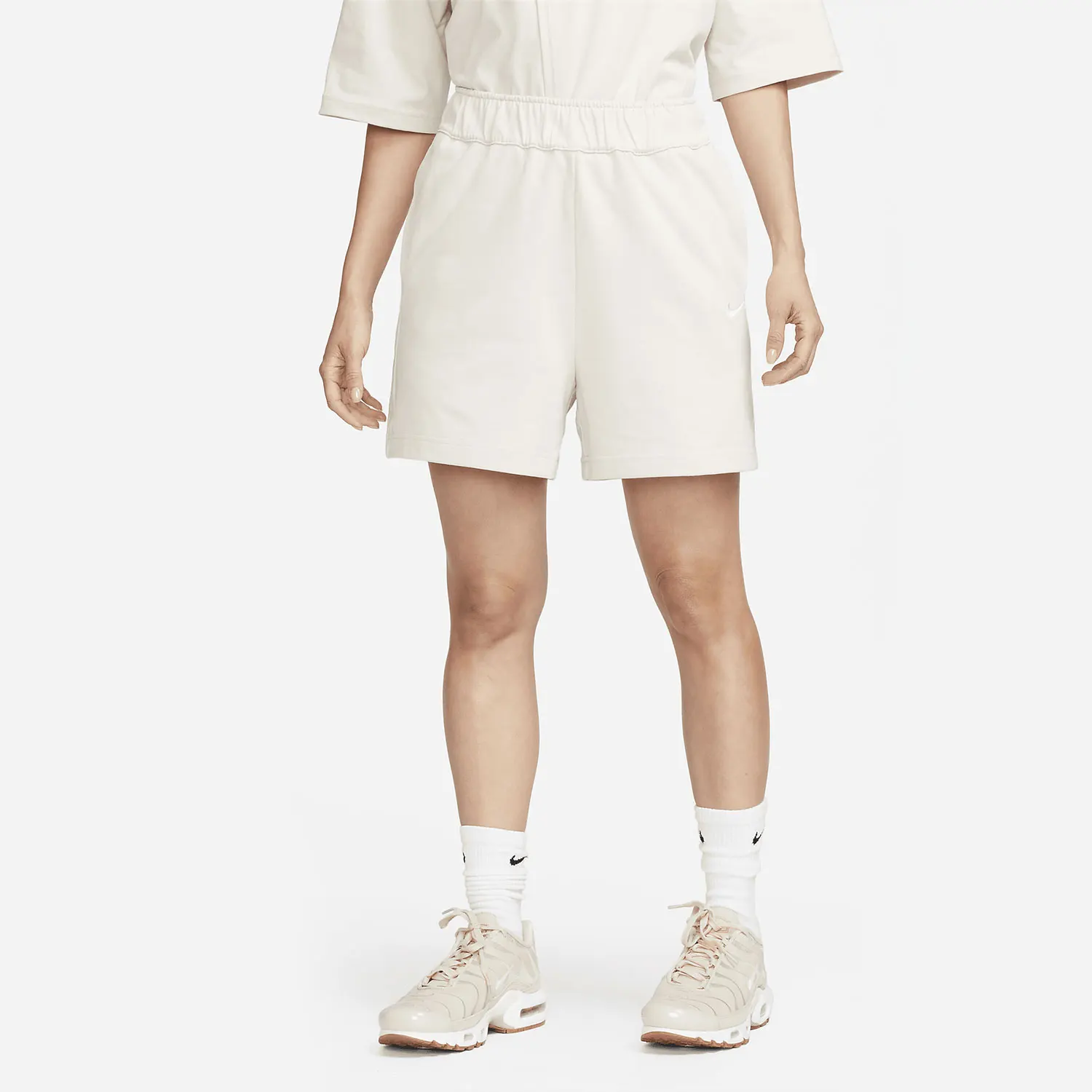 Nike Genuine New Women's Breathable Outdoor Knit Sport Shorts DM6729-104
Nike Genuine New Women's Breathable Outdoor Knit Sport Shorts DM6729-104