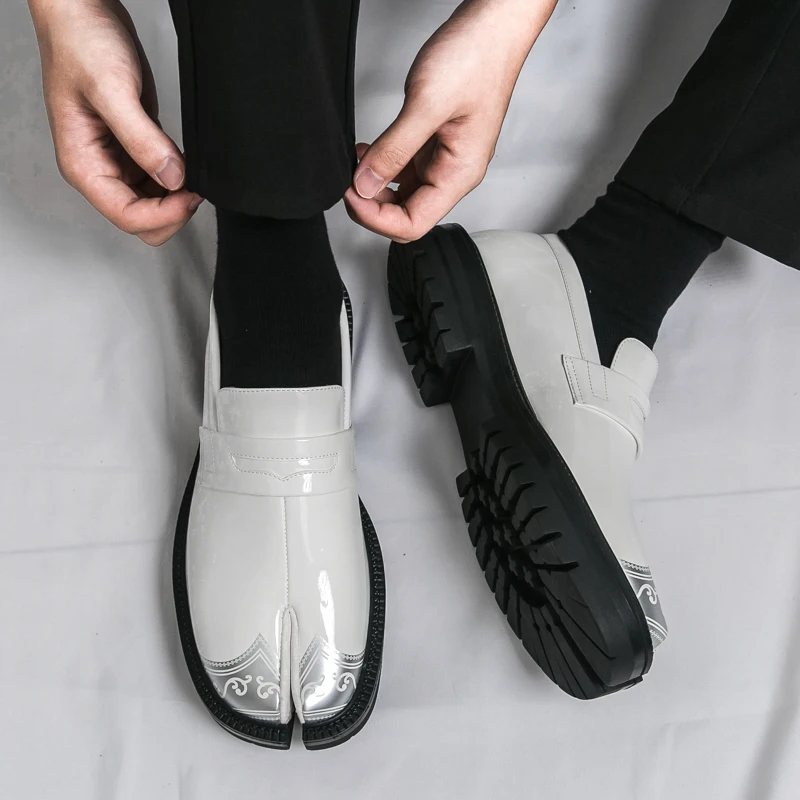 Качественная удобная повседневная обувь на толстой подошве, мужские лоферы в японском стиле в стиле ретро с разделенным носком, кожаная обувь для вождения в городском деловом стиле
Качественная удобная повседневная обувь на толстой подошве, мужские лоферы в японском стиле в стиле ретро с разделенным носком, кожаная обувь для вождения в городском деловом стиле