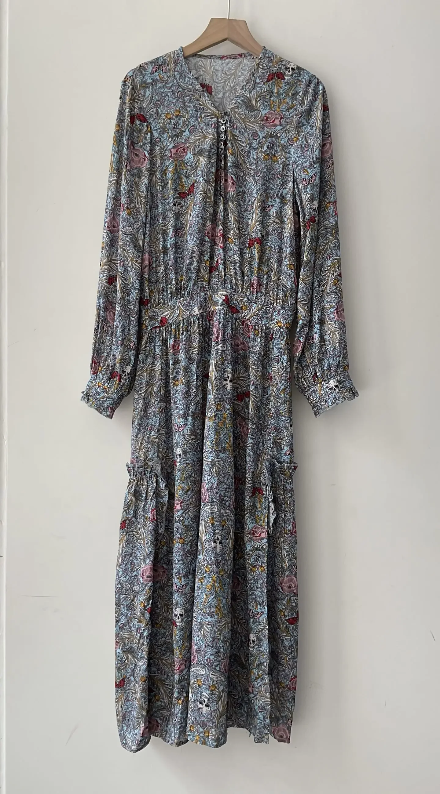 Ladies 100% Viscose Maxi Dress Elastic Waist Long Sleeve V-Neck Fashion Female Robe
Ladies 100% Viscose Maxi Dress Elastic Waist Long Sleeve V-Neck Fashion Female Robe