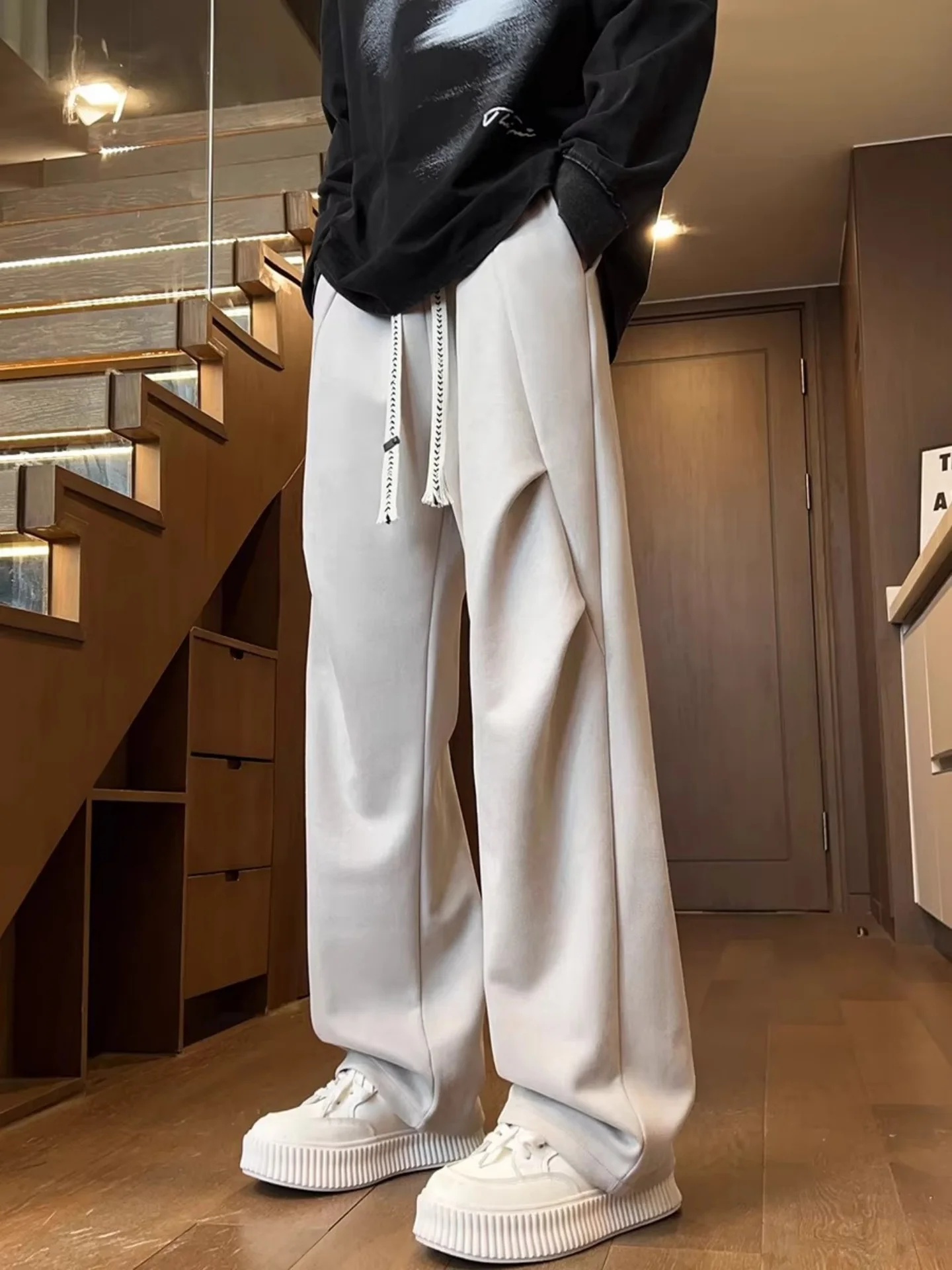 Мужские замшевые брюки-джоггеры прямого кроя, весенние, свободные, широкие, в американском стиле, универсальные, повседневные, длинные брюки
Мужские замшевые брюки-джоггеры прямого кроя, весенние, свободные, широкие, в американском стиле, универсальные, повседневные, длинные брюки