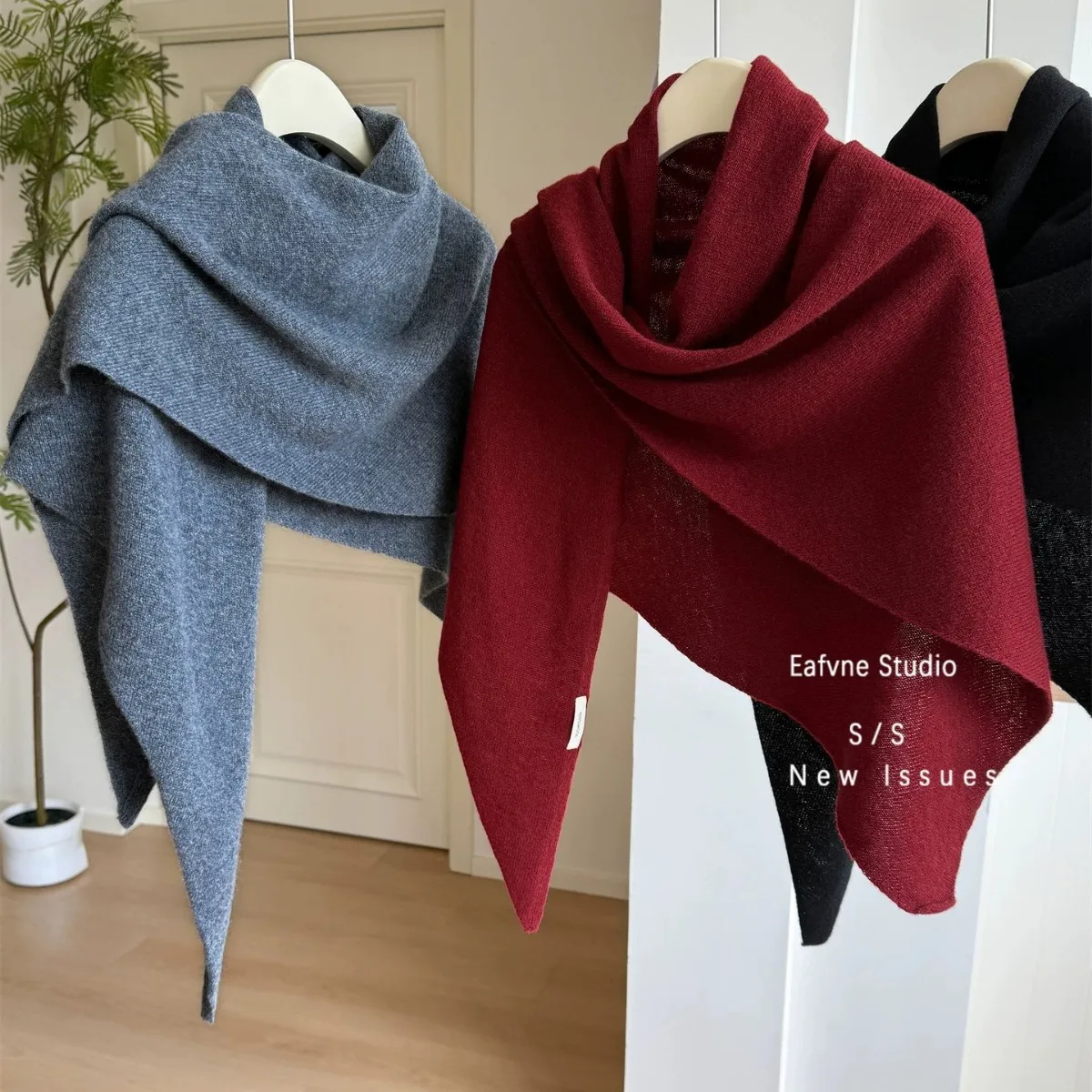 2025 Australian 100% wool large shawl women's autumn and winter warm shoulder protection scarf knitted triangle scarf wholesale
2025 Australian 100% wool large shawl women's autumn and winter warm shoulder protection scarf knitted triangle scarf wholesale
