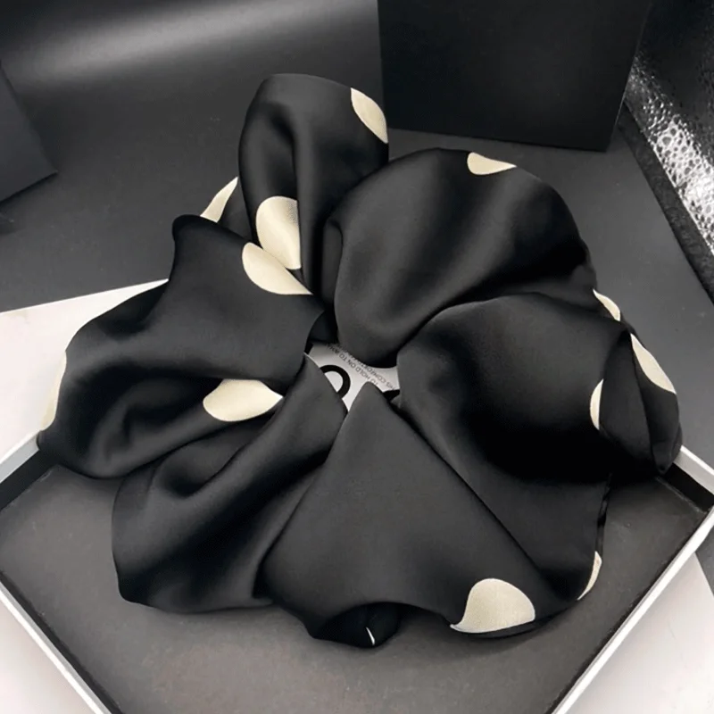 Корейская атласная повязка для волос в черно-белый горошек в стиле lazy style для женщин, модный новый стиль, стильная резинка для волос для пучка.
Корейская атласная повязка для волос в черно-белый горошек в стиле lazy style для женщин, модный новый стиль, стильная резинка для волос для пучка.