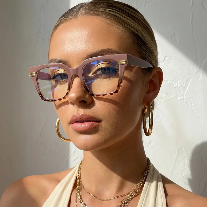 European and American style rectangular eyeglass frames for men and women for daily use as anti-blue-light glasses
European and American style rectangular eyeglass frames for men and women for daily use as anti-blue-light glasses