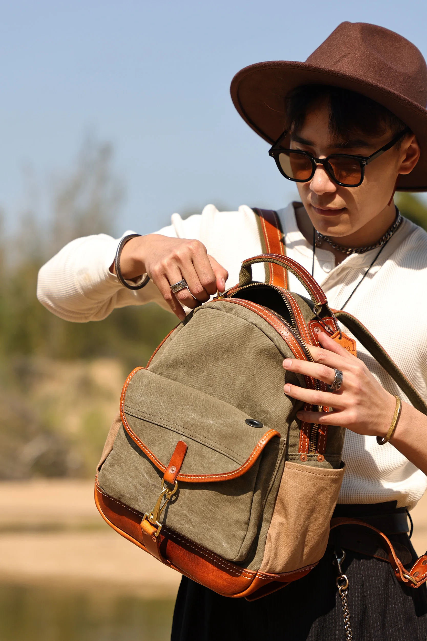 Outdoor daily travel designer handmade heavy canvas genuine leather men's women's backpack vintage camping hiking bagpack
Outdoor daily travel designer handmade heavy canvas genuine leather men's women's backpack vintage camping hiking bagpack