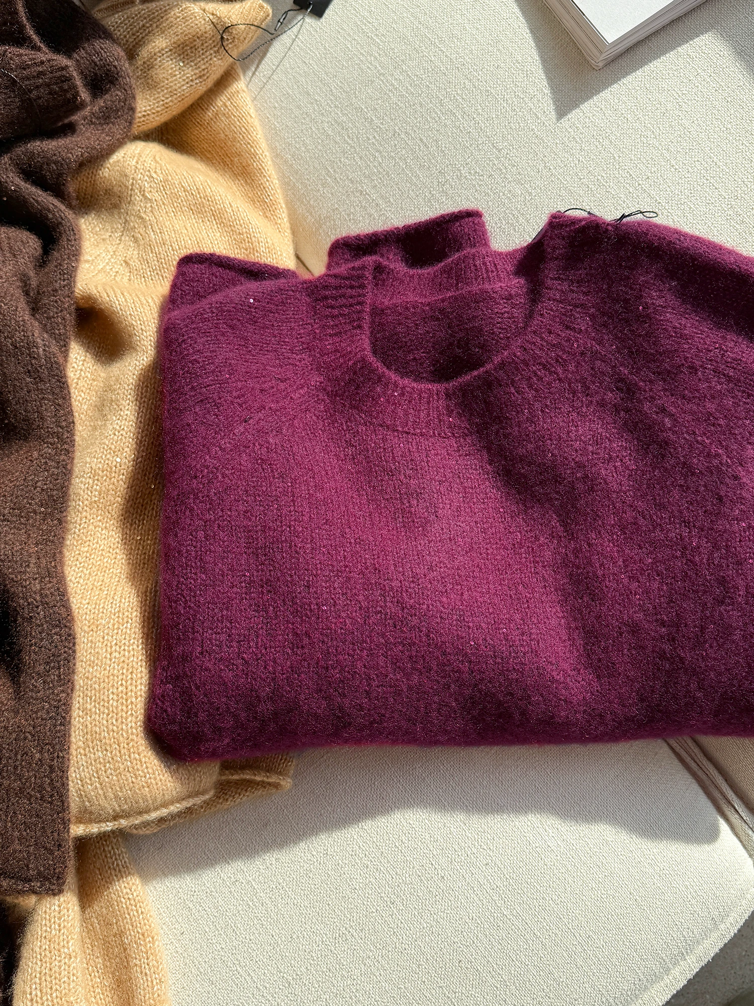 Мягкий шелковый трикотажный свитер с манжетами для женщин: нежный, элегантный, создающий уютную атмосферу, с ощущением роскоши, для повседневной носки
Мягкий шелковый трикотажный свитер с манжетами для женщин: нежный, элегантный, создающий уютную атмосферу, с ощущением роскоши, для повседневной носки