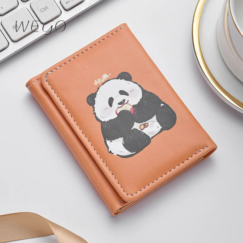 Новые кошельки из искусственной кожи, кошельки с фруктами, Короткие Кошельки из кожи с рисунком клубники, Дамские кошельки для денег, Женский держатель для карт, маленькие кошельки для монет, подарок для девочек
Новые кошельки из искусственной кожи, кошельки с фруктами, Короткие Кошельки из кожи с рисунком клубники, Дамские кошельки для денег, Женский держатель для карт, маленькие кошельки для монет, подарок для девочек