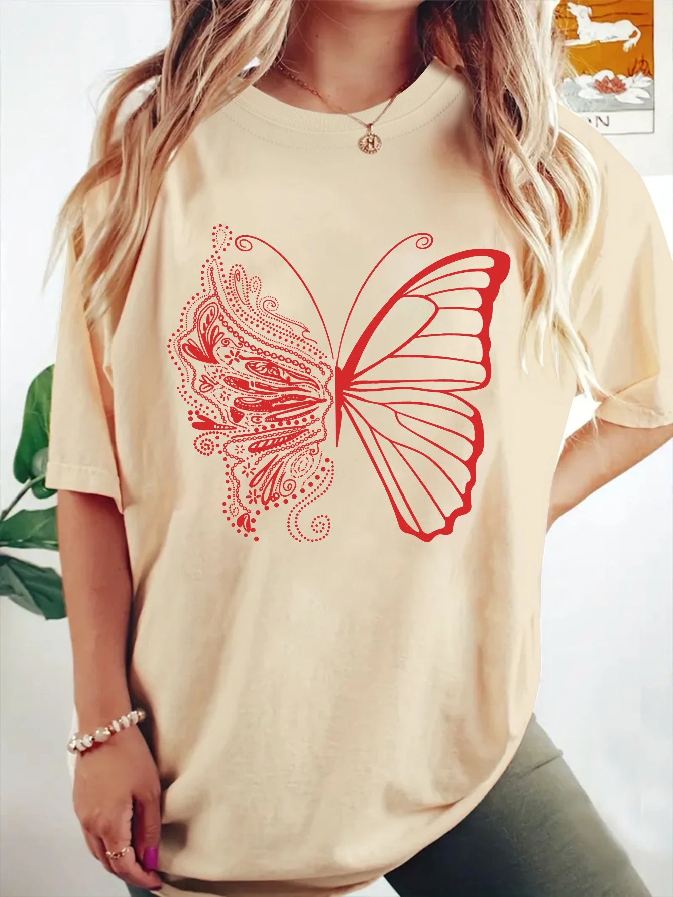 2024 new fashion women's T-shirt Pink butterfly print short sleeve and round neck cute graphic T-shirt women's top clothes
2024 new fashion women's T-shirt Pink butterfly print short sleeve and round neck cute graphic T-shirt women's top clothes