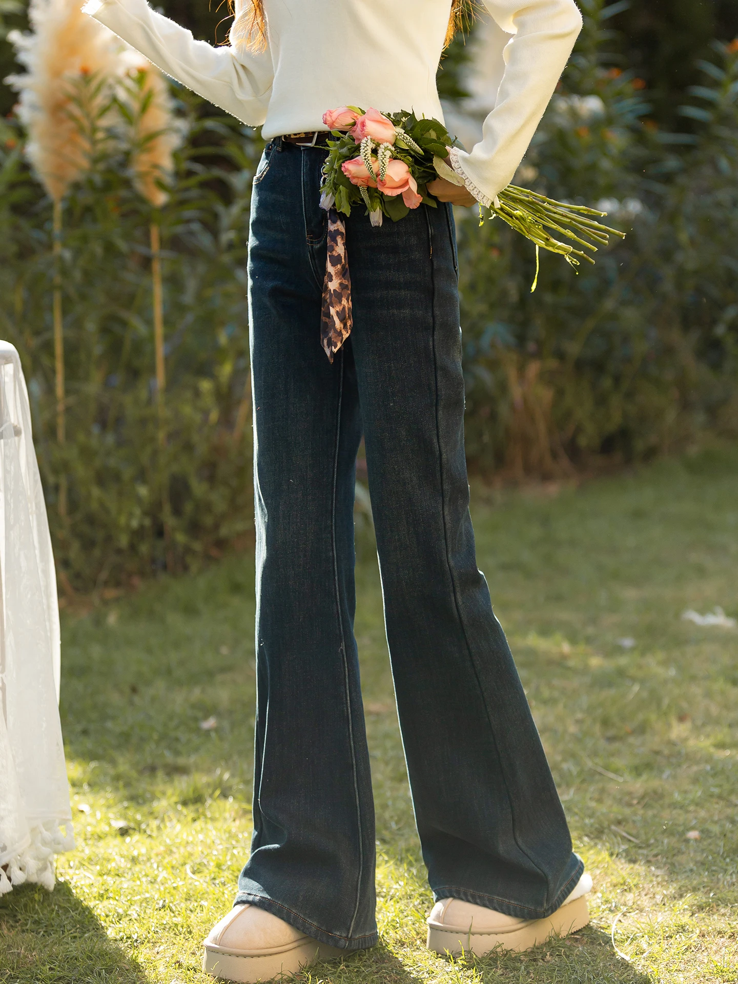 Женские джинсы-клеш с высокой талией, на флисовой подкладке, утепленные, осенне-зимние, винтажные, синие, из денима, для повседневной носки
Женские джинсы-клеш с высокой талией, на флисовой подкладке, утепленные, осенне-зимние, винтажные, синие, из денима, для повседневной носки