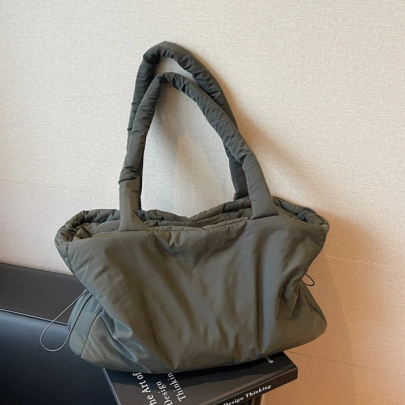 Новая осенне-зимняя женская сумка на плечо, нейлоновая сумка-тоут большой емкости, повседневная универсальная сумка для подмышек, сумка высокого качества в Гуанчжоу
Новая осенне-зимняя женская сумка на плечо, нейлоновая сумка-тоут большой емкости, повседневная универсальная сумка для подмышек, сумка высокого качества в Гуанчжоу