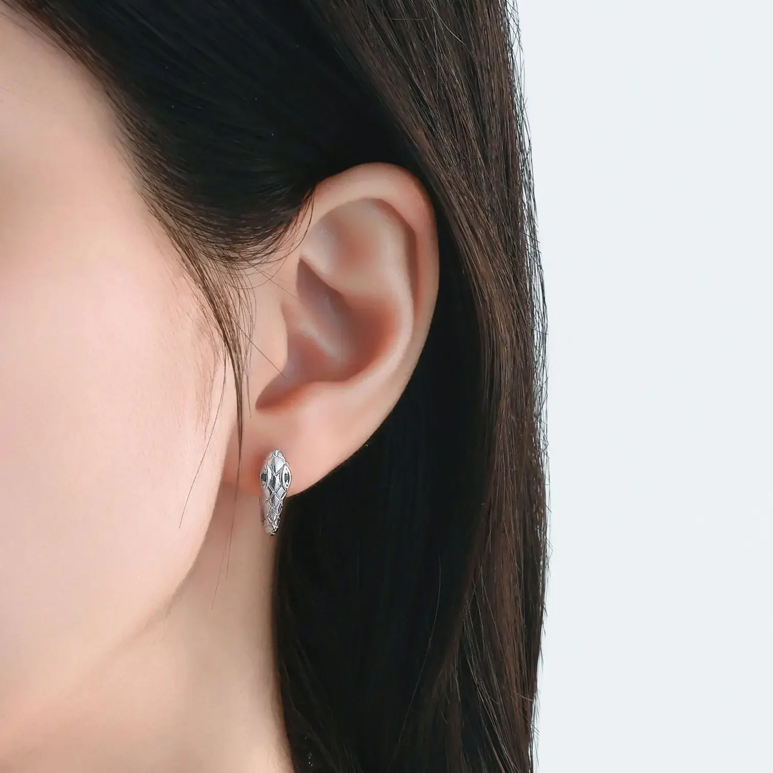 Silver Snake Shaped Earrings, Niche, Exquisite, Unique, Men's and Women's Styles, Autumn and Winter High-end Ear Loops
Silver Snake Shaped Earrings, Niche, Exquisite, Unique, Men's and Women's Styles, Autumn and Winter High-end Ear Loops