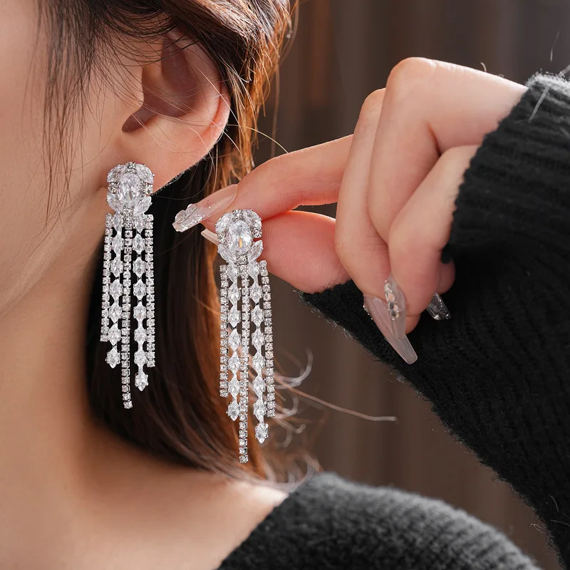 French Retro-style Zircon Geometric Tassel Earrings, A Niche, Light and Luxurious, Cold Style of High-end Commuting Earrings
French Retro-style Zircon Geometric Tassel Earrings, A Niche, Light and Luxurious, Cold Style of High-end Commuting Earrings