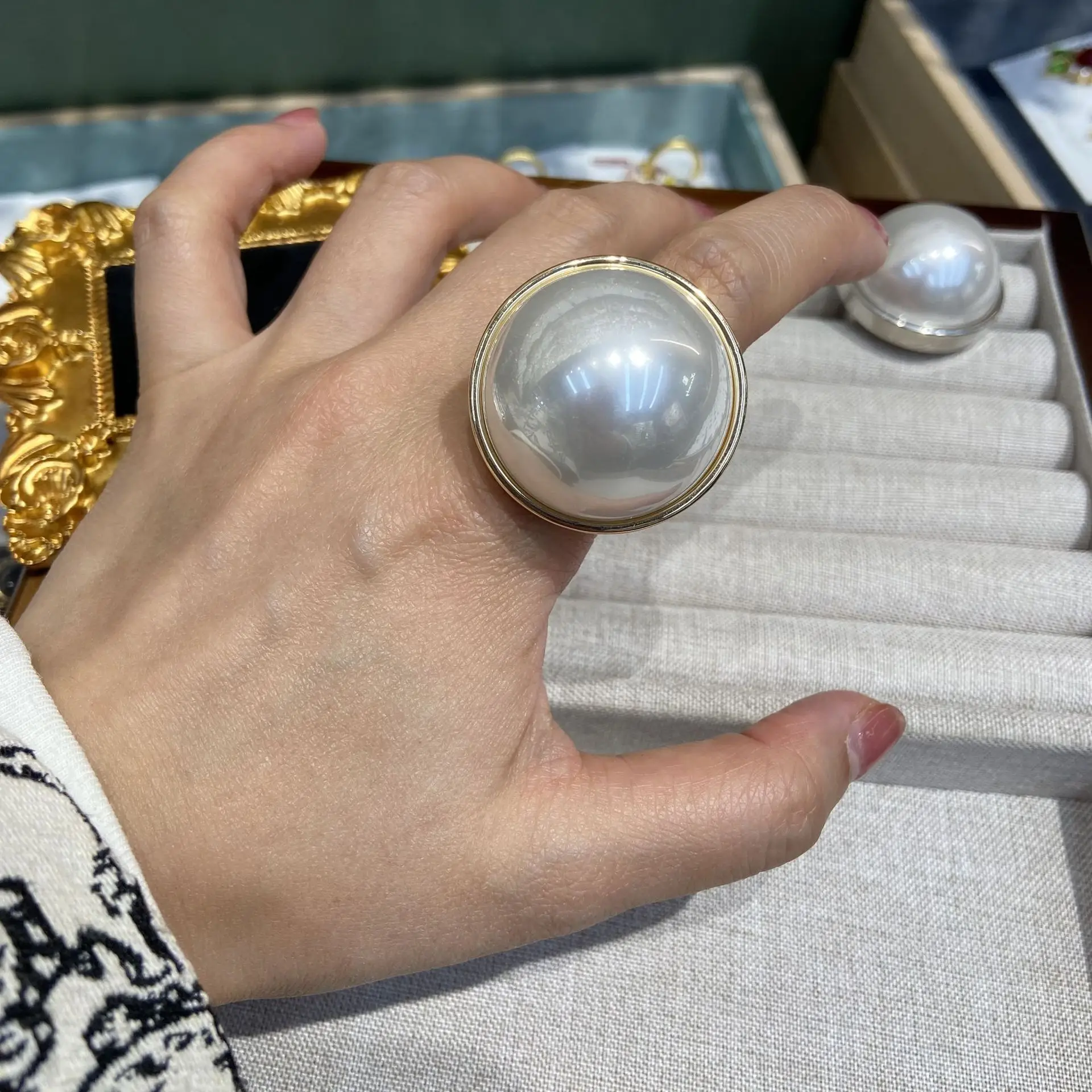 French Delicacy Half-round Pearl Open Rings for Women Girl Simple Large Shell Beads Index Finger Ring Wedding Engagement Gift
French Delicacy Half-round Pearl Open Rings for Women Girl Simple Large Shell Beads Index Finger Ring Wedding Engagement Gift