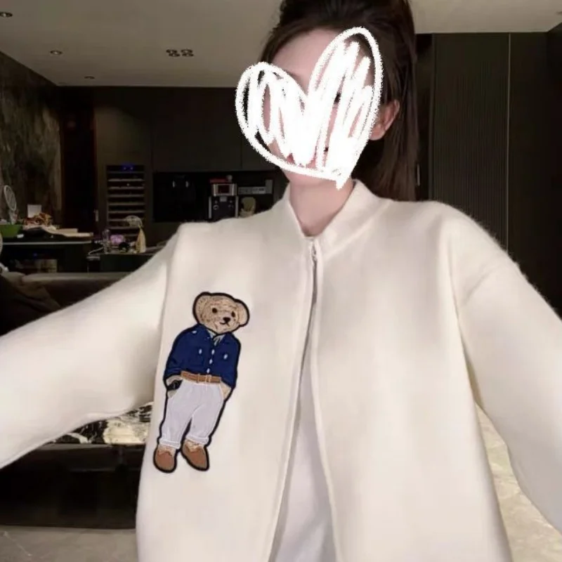 Новое осенне-зимнее повседневное пальто, женская мода с рисунком медведя, высокое качество, белая бейсбольная куртка на молнии, однотонная верхняя одежда
Новое осенне-зимнее повседневное пальто, женская мода с рисунком медведя, высокое качество, белая бейсбольная куртка на молнии, однотонная верхняя одежда