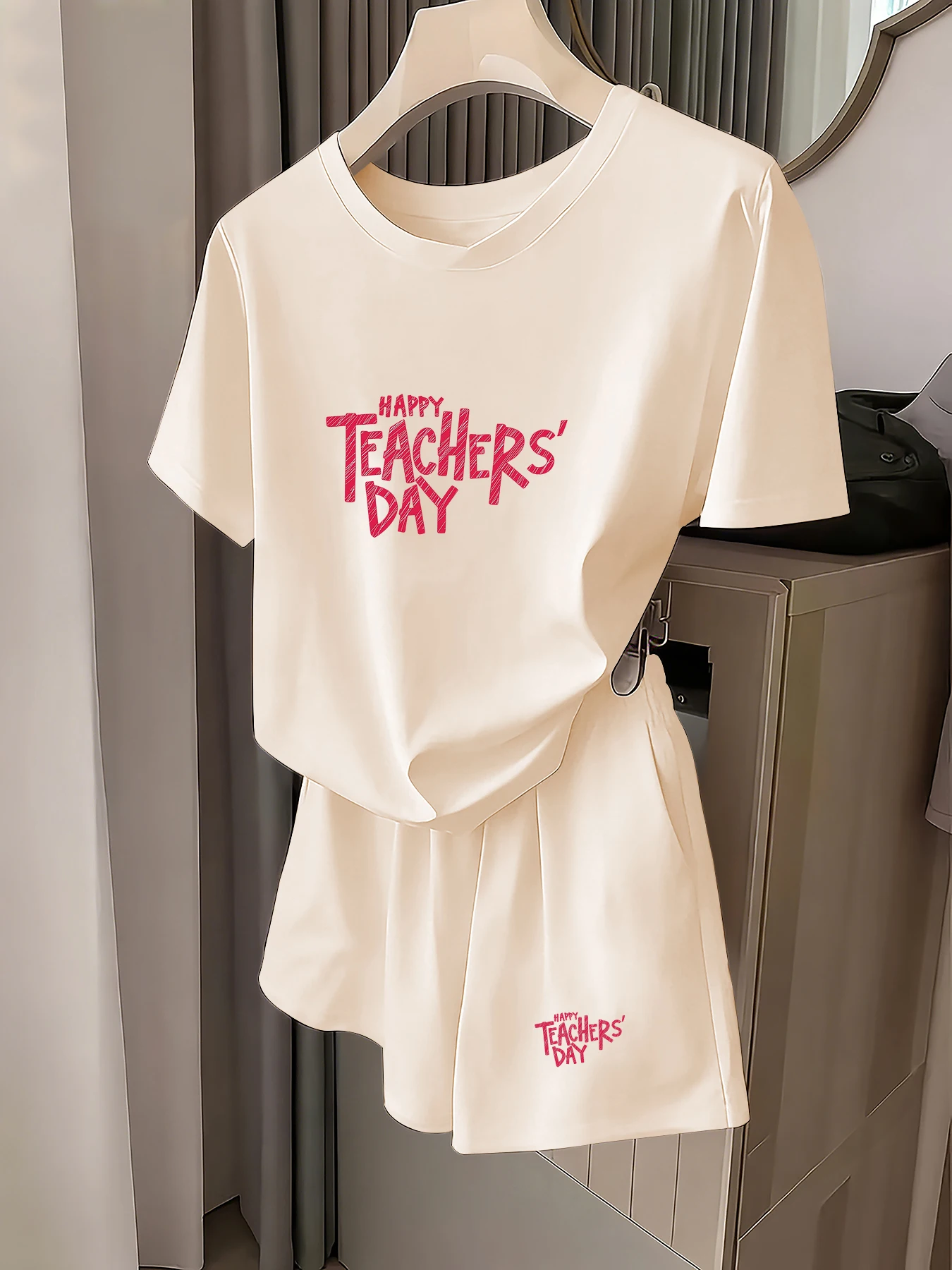 Spring and Summer Happy Teachers' Day Printed T-Shirt and Shorts Set, Casual Two-Piece Set
Spring and Summer Happy Teachers' Day Printed T-Shirt and Shorts Set, Casual Two-Piece Set