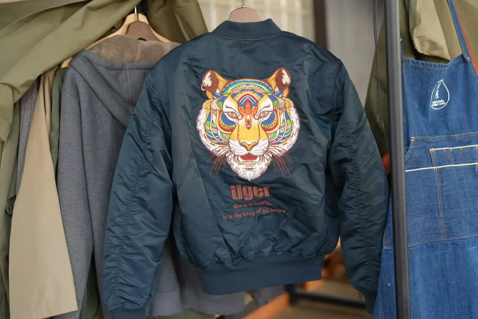 Retro American Ma Flight Jaet Cotton Warmth Baseball Tiger Head Embroidery Coat Youth Casual Long Sve Coat
Retro American Ma Flight Jaet Cotton Warmth Baseball Tiger Head Embroidery Coat Youth Casual Long Sve Coat