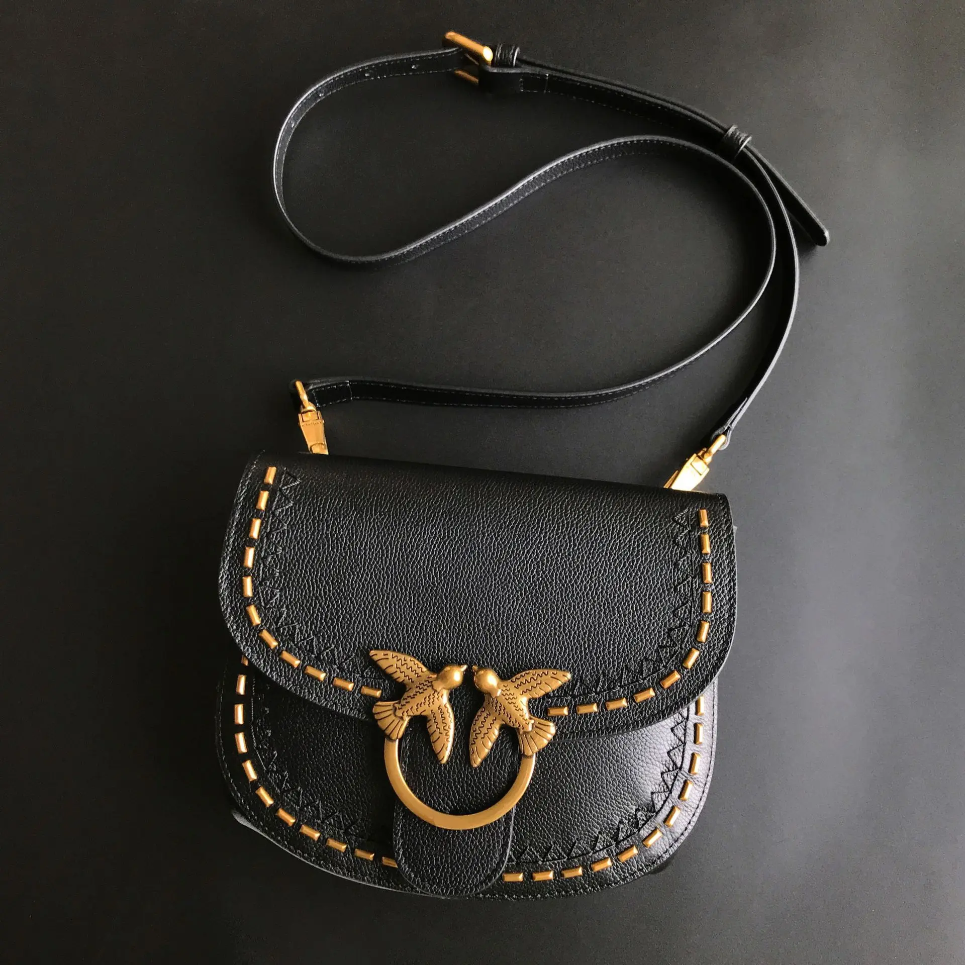 Top Grain Leather Rivet Shoulder Crossbody Bag, Minimalist Studded Handbag, High-Quality Everyday Essential Purse
Top Grain Leather Rivet Shoulder Crossbody Bag, Minimalist Studded Handbag, High-Quality Everyday Essential Purse