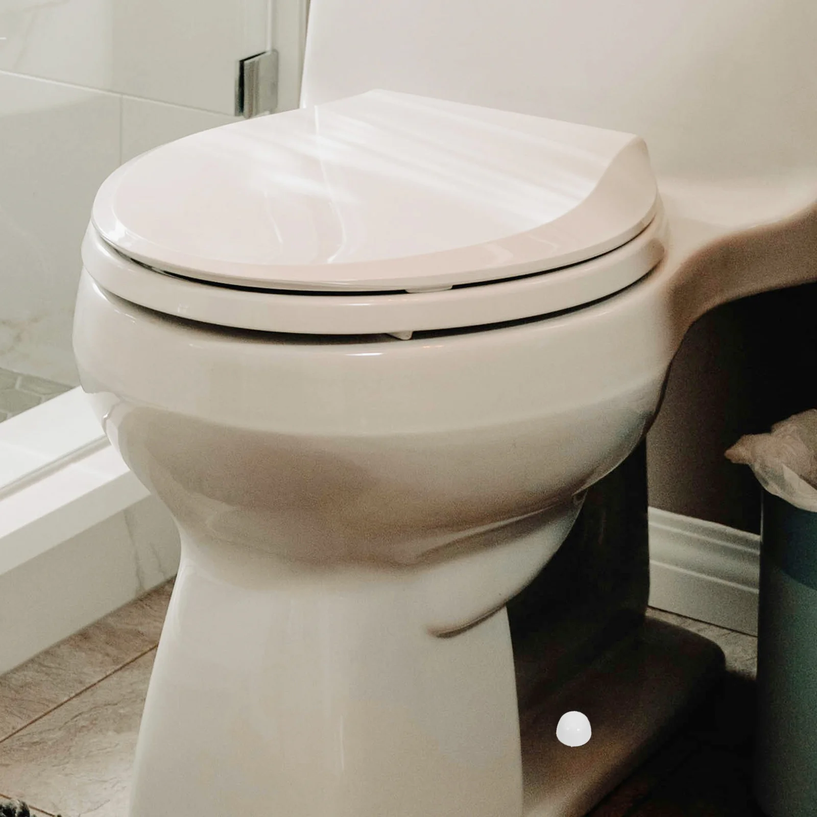 Комплект универсальных креплений для унитаза: болты, декоративные заглушки, гайки, шайбы, пластиковые накладки для надежной фиксации унитаза к полу
Комплект универсальных креплений для унитаза: болты, декоративные заглушки, гайки, шайбы, пластиковые накладки для надежной фиксации унитаза к полу