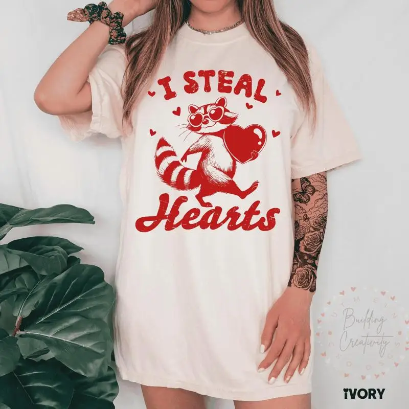 Футболка I Steal Hearts с забавным енотом на День святого Валентина, милое сердце на День святого Валентина, романтический топ
Футболка I Steal Hearts с забавным енотом на День святого Валентина, милое сердце на День святого Валентина, романтический топ